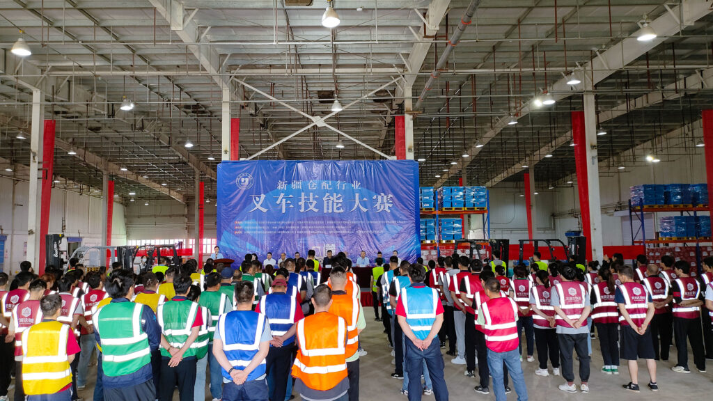 2024年新疆仓配行业叉车技能巅峰对决： 安全与效率并重，工匠精神闪耀赛场